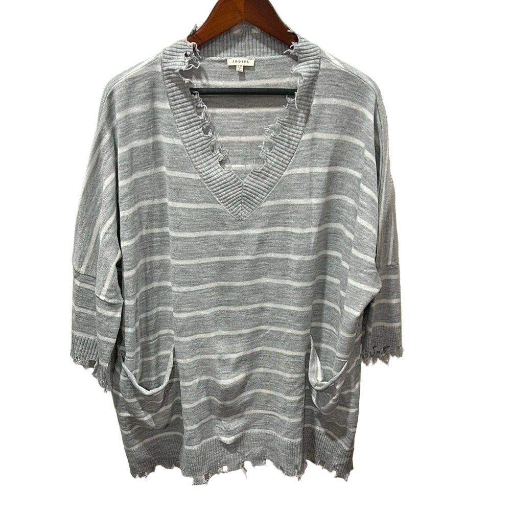 ⏰JODIFL Gray&white destructed distressed v -neck pullover top size S/M GUC